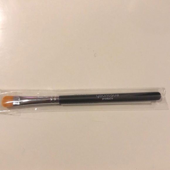 Younique cream shadow brush - Picture 2 of 2